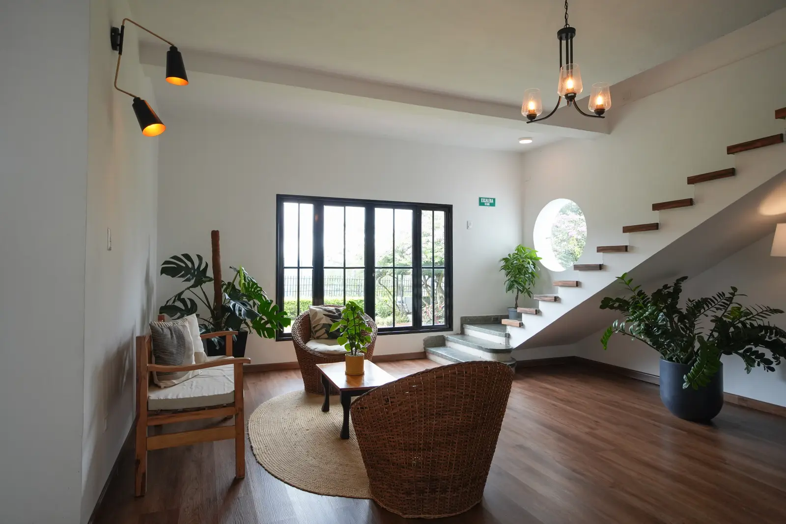 Sala y recepción de la posada con plantas y mobiliario de madera