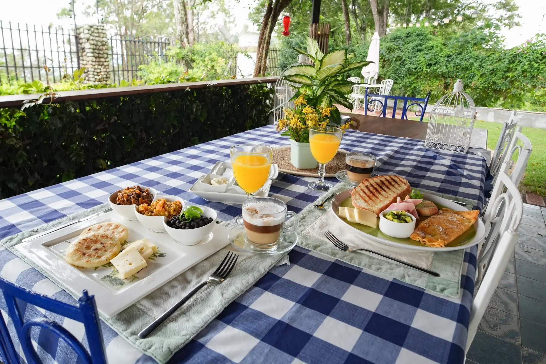 Mesa de desayuno servida en la terraza de la posada