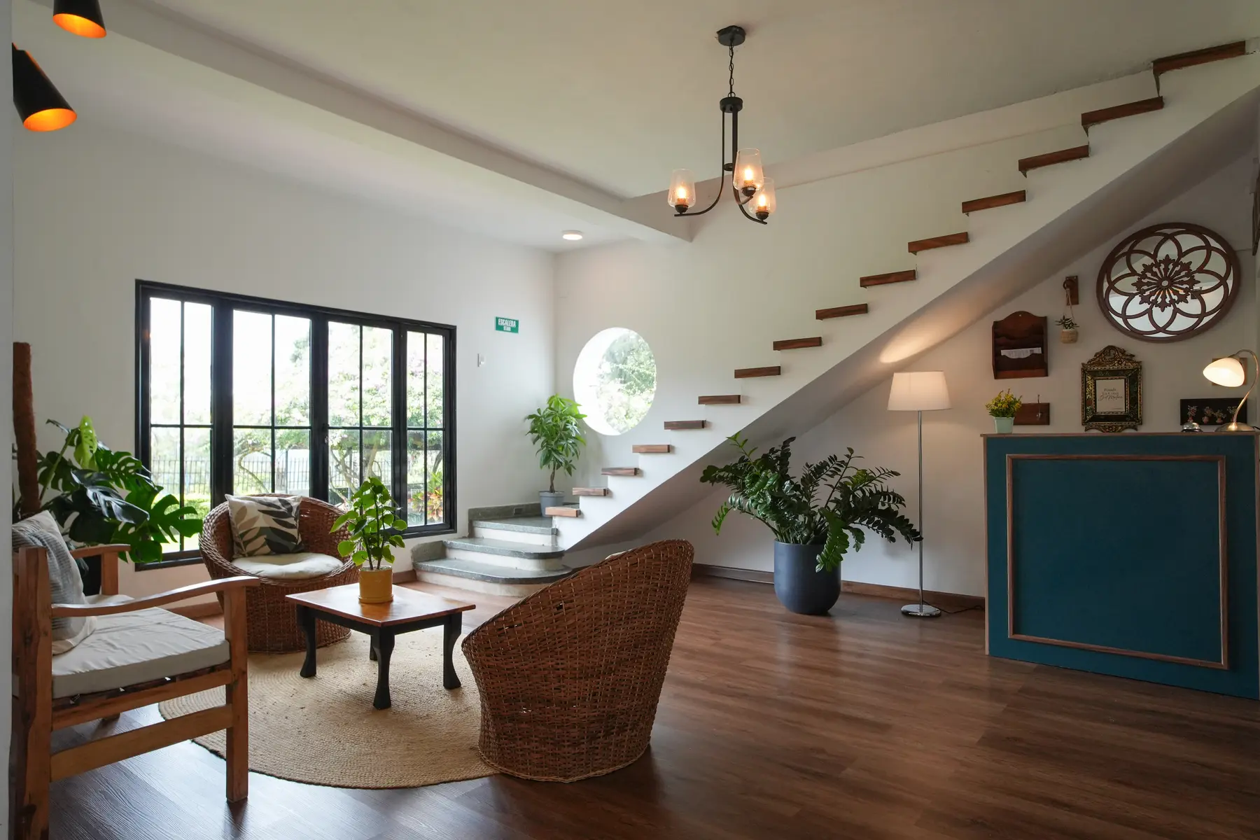 Sala principal y recepción de la posada