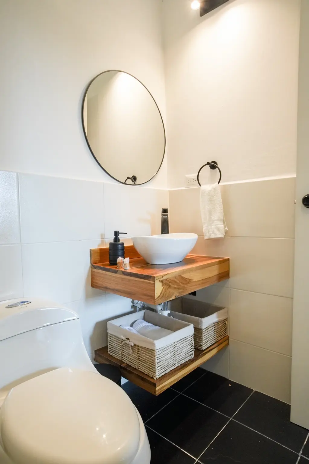 Segundo ángulo del baño privado de la habitación Acacia
