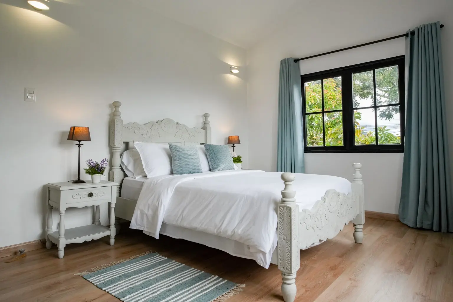 Habitación Achillea con cama matrimonial de madera blanca