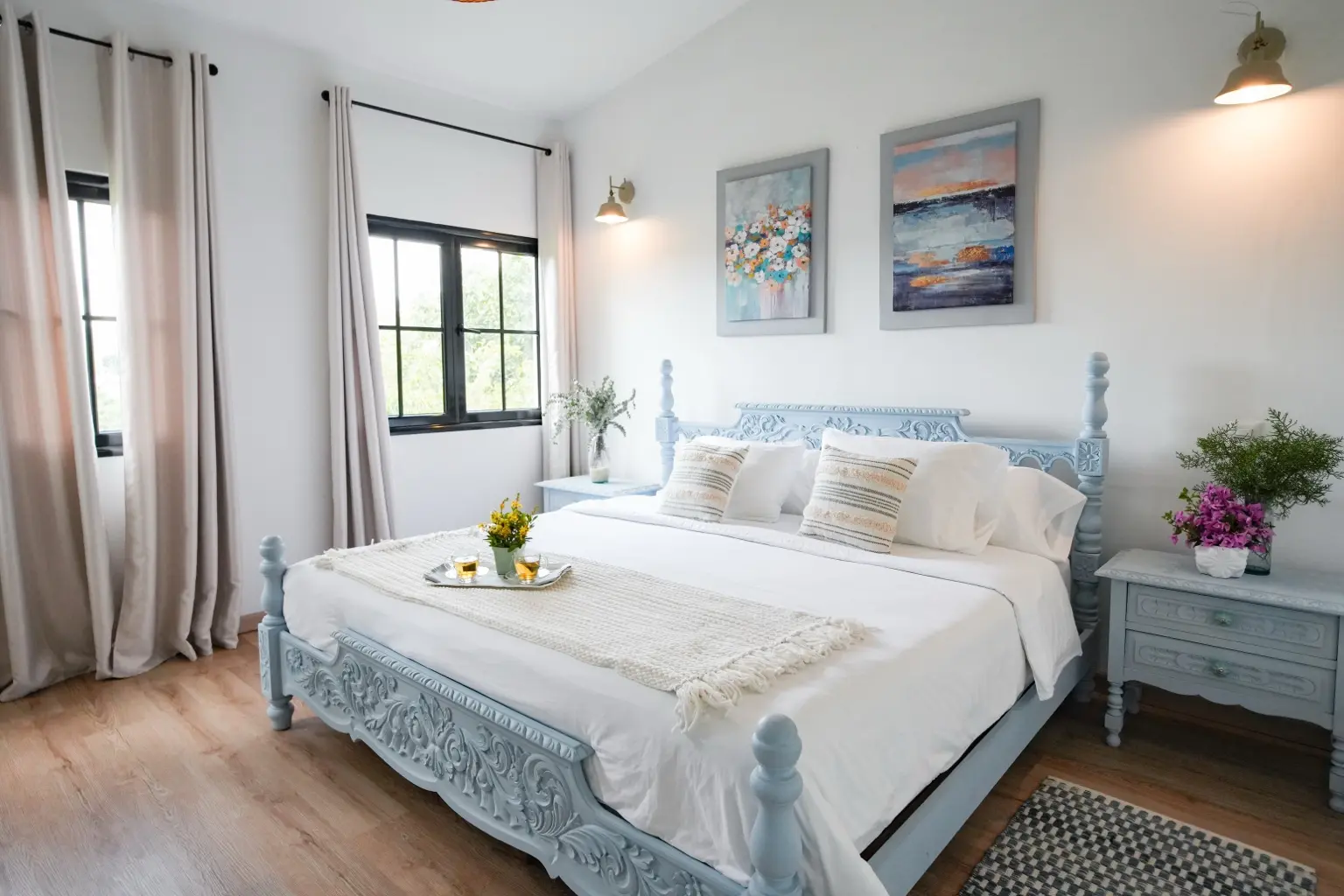 Habitación Eucalipto con cama king y cabecero azul