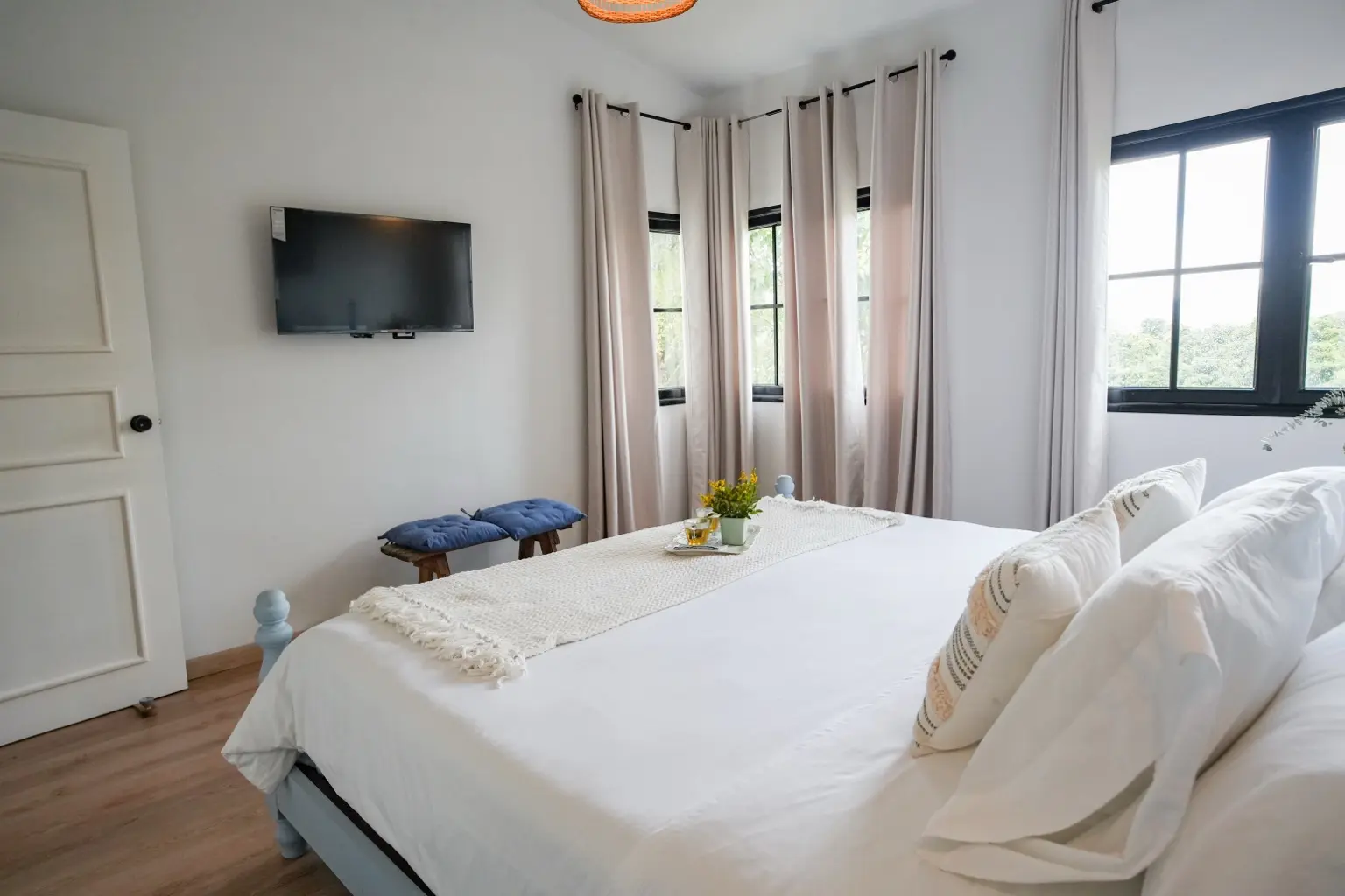 Segundo ángulo de la cama king de la habitación Eucalipto