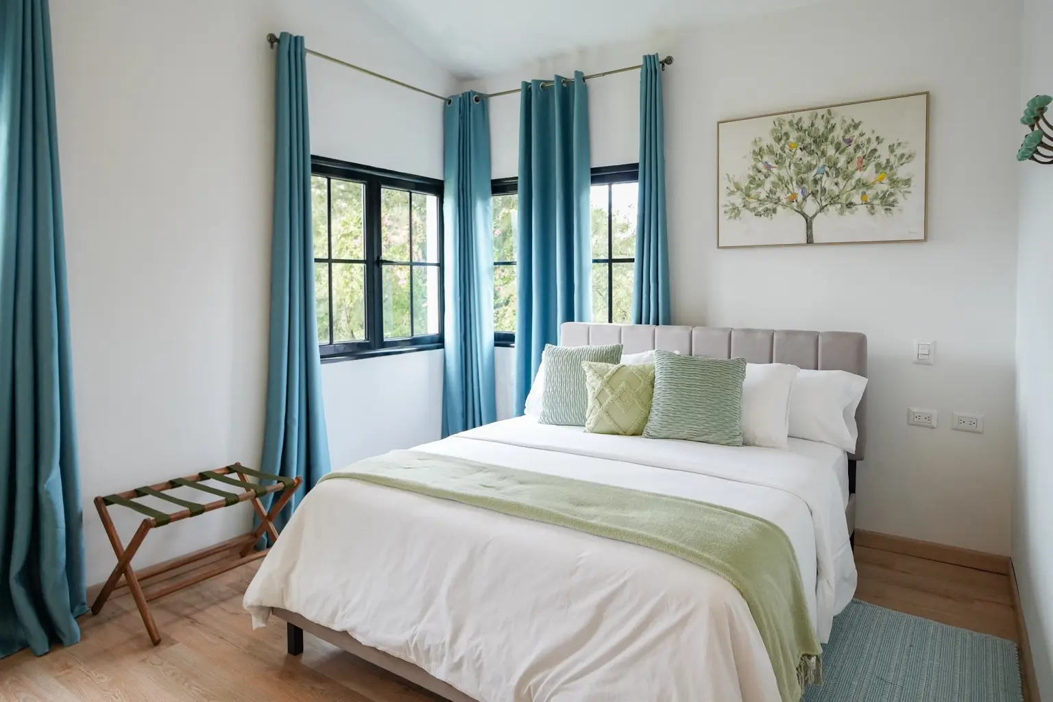 Habitación Lavanda con cama queen, ventanales y detalles verde agua