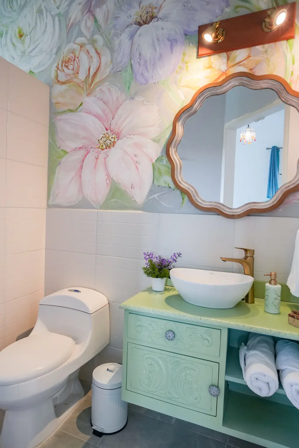 Baño privado de la habitación Lavanda con mural floral